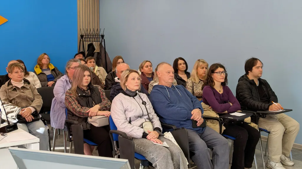 Участники ярмарки вакансий слушают представителей работодателей