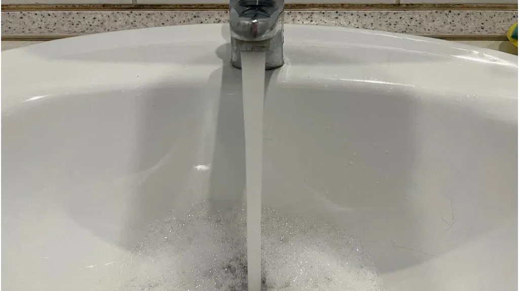 Вода из крана в раковине