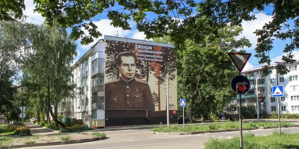Муральная роспись на фасаде здания Брянска