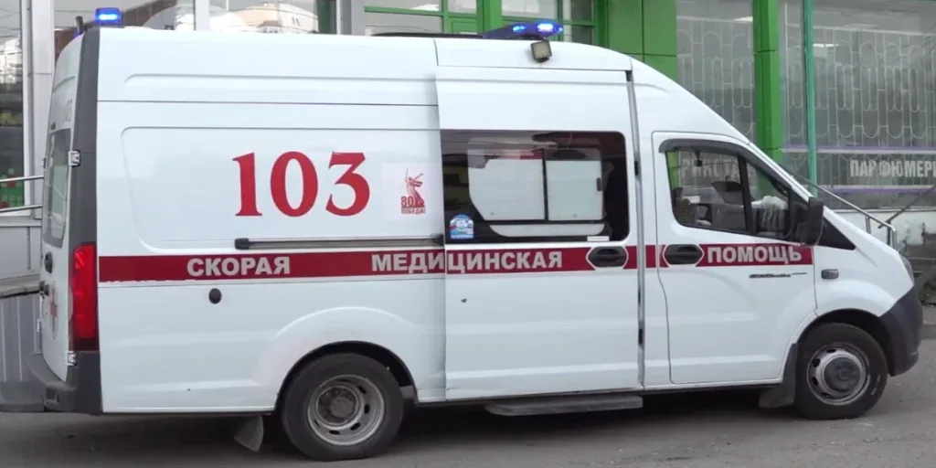 Скорая медицинская помощь доставляет пострадавших