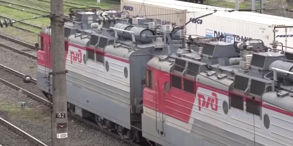 Поезда РЖД на железнодорожных путях