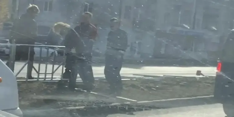 На проспекте Станке Димитрова в Брянске вернули забор, несмотря на возражения 82% жителей