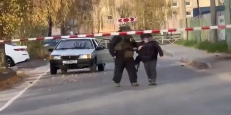 Саперы эвакуировали женщину из машины, окруженной взрывчаткой