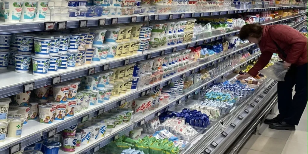 Молочная секция супермаркета с охлажденными продуктами