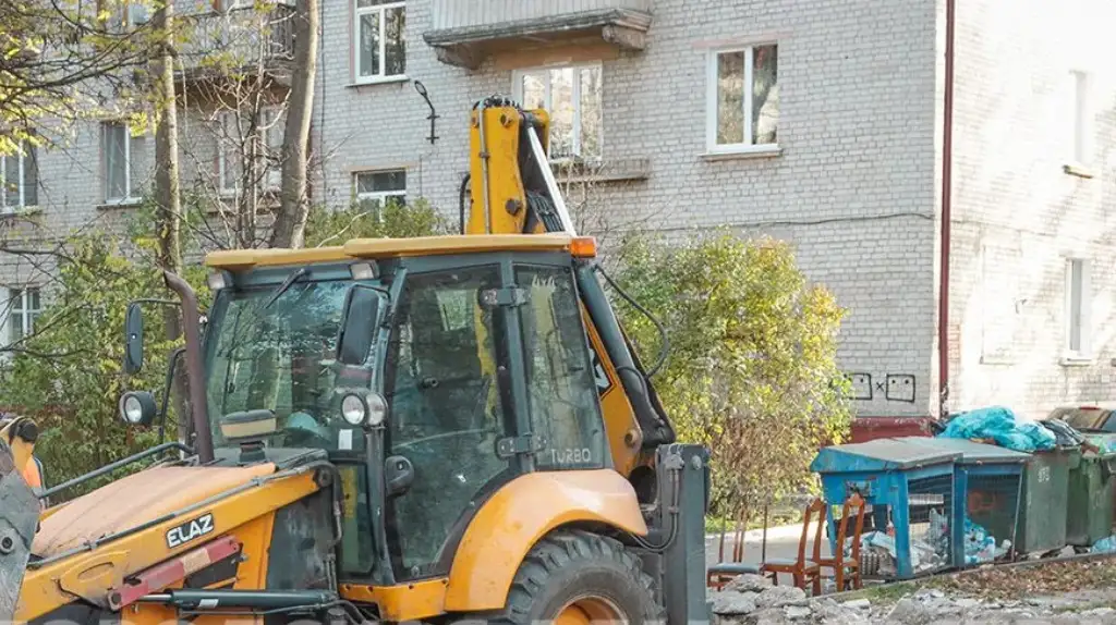 Установка контейнерной площадки во дворе многоквартирного дома