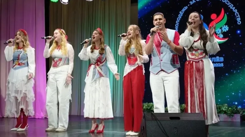 Ансамбль «Модно-народно» выступает на фестивале