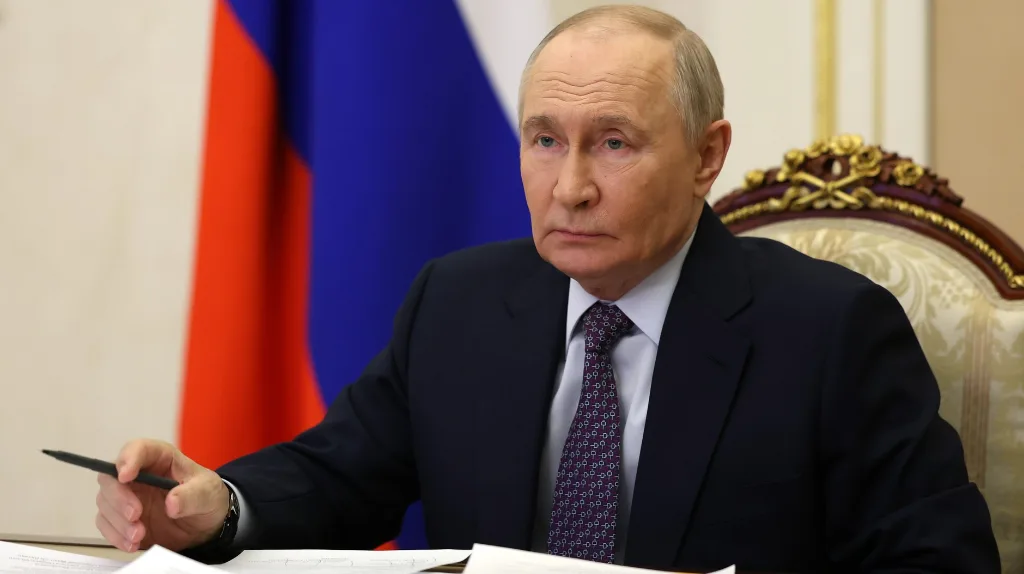 Путин на рабочем месте в официальном кабинете