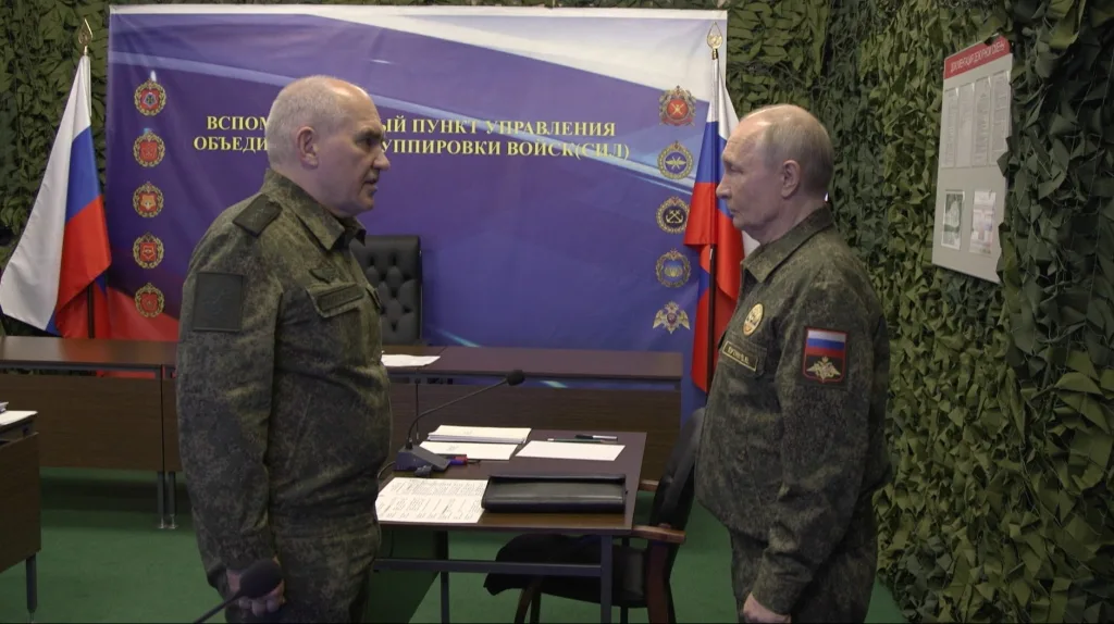 Путин и военный командир на совещании в пункте управления