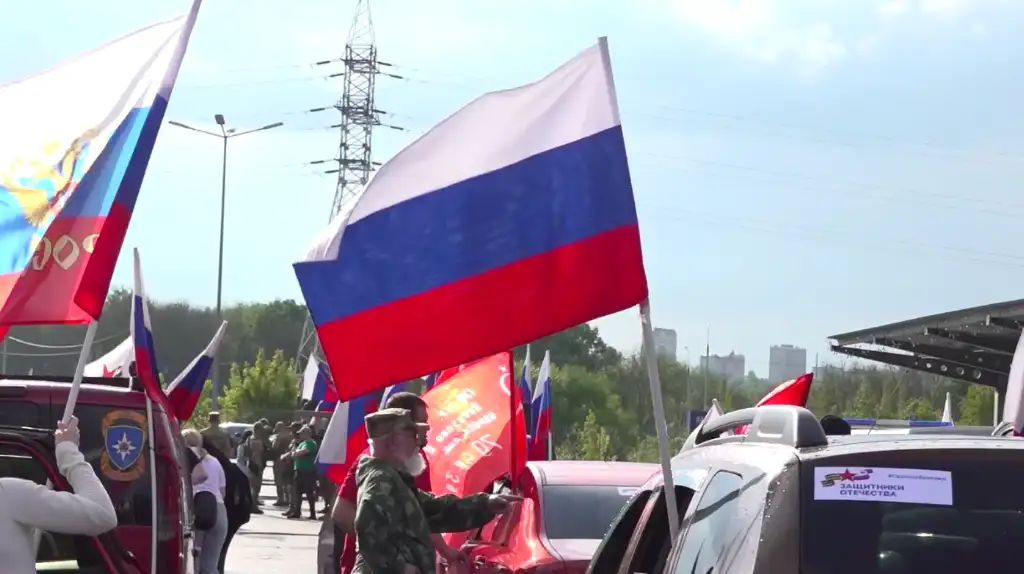 Патриотическая демонстрация с российскими флагами