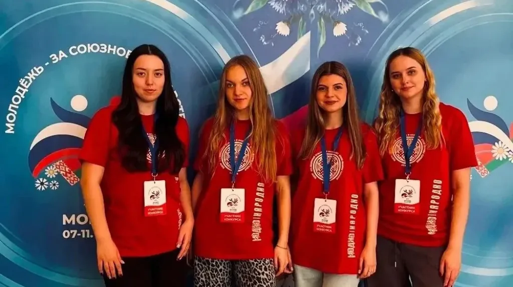 Участницы ансамбля на фестивале в Беларуси