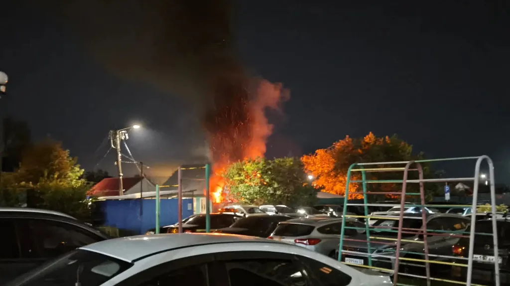 Ночной пожар частного дома с открытым огнём