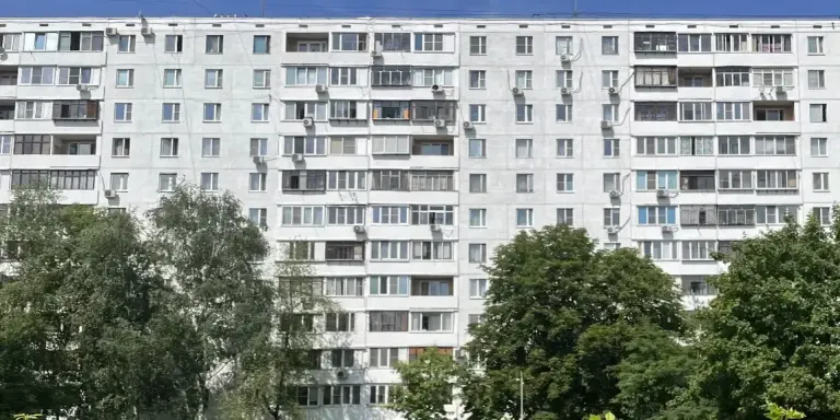 В Брянске демонтируют опасные детские площадки и помогают жителям обновить оборудование