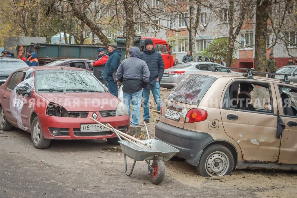 Поврежденные автомобили в Брянске после атаки беспилотников