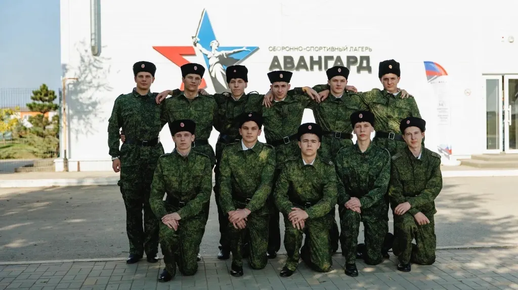 Кадеты в форме у лагеря «Авангард»