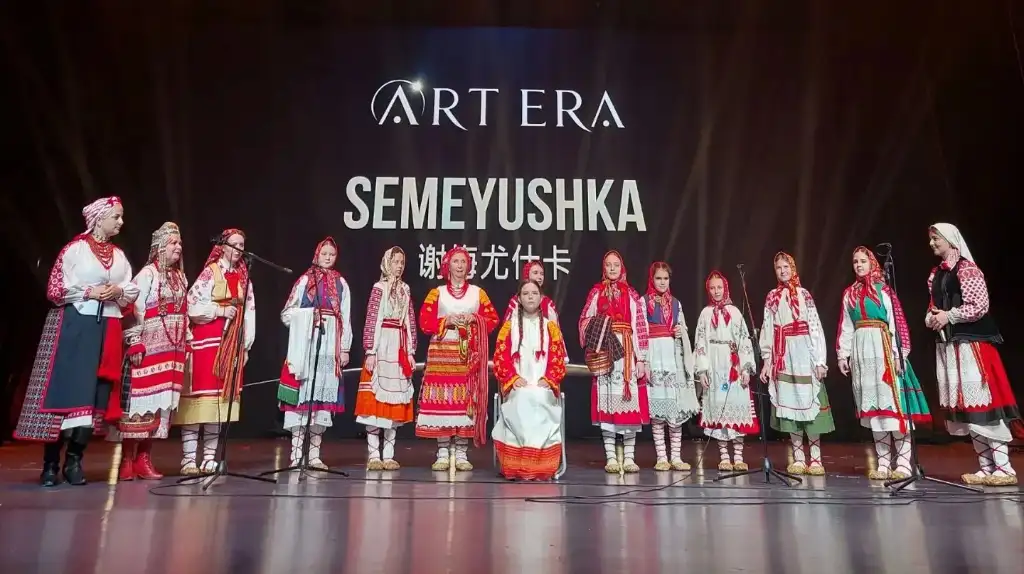 Коллектив «Семеюшка» на сцене фестиваля АРТ ЭРА