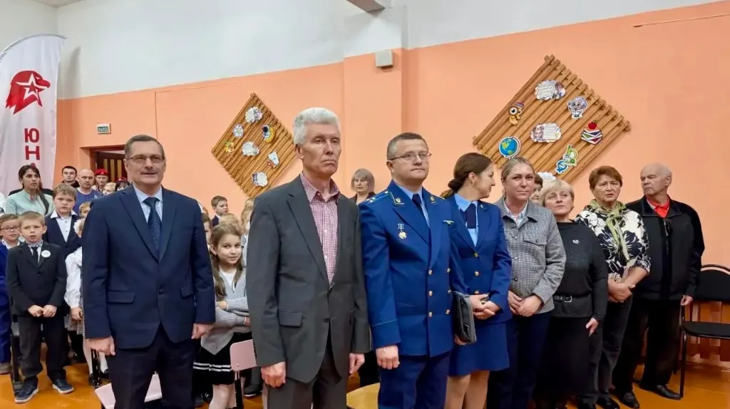 Ветераны и официальные лица на церемонии в школе