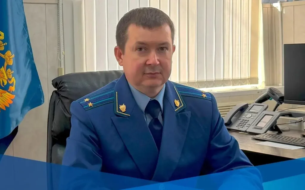 Новый прокурор Фокинского района за рабочим столом