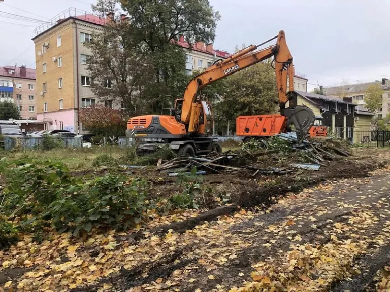 В Брянске демонтировали аварийный корт на проспекте Ленина