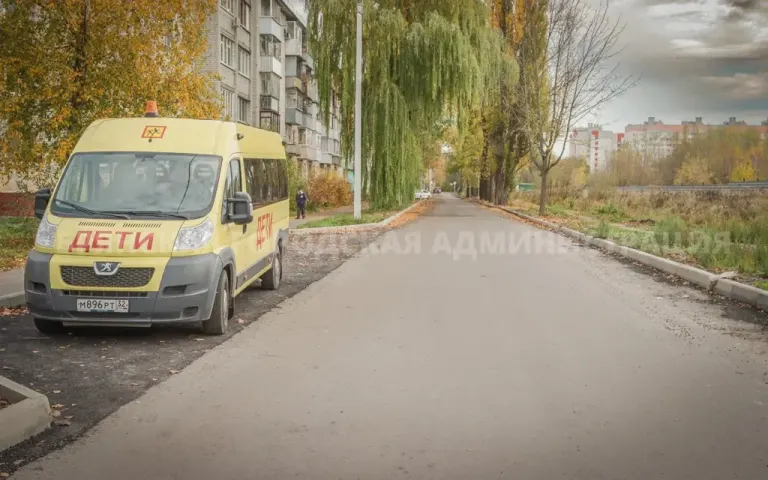 На улице Вяземского в Брянске подходит к концу капремонт с асфальтом и парковками