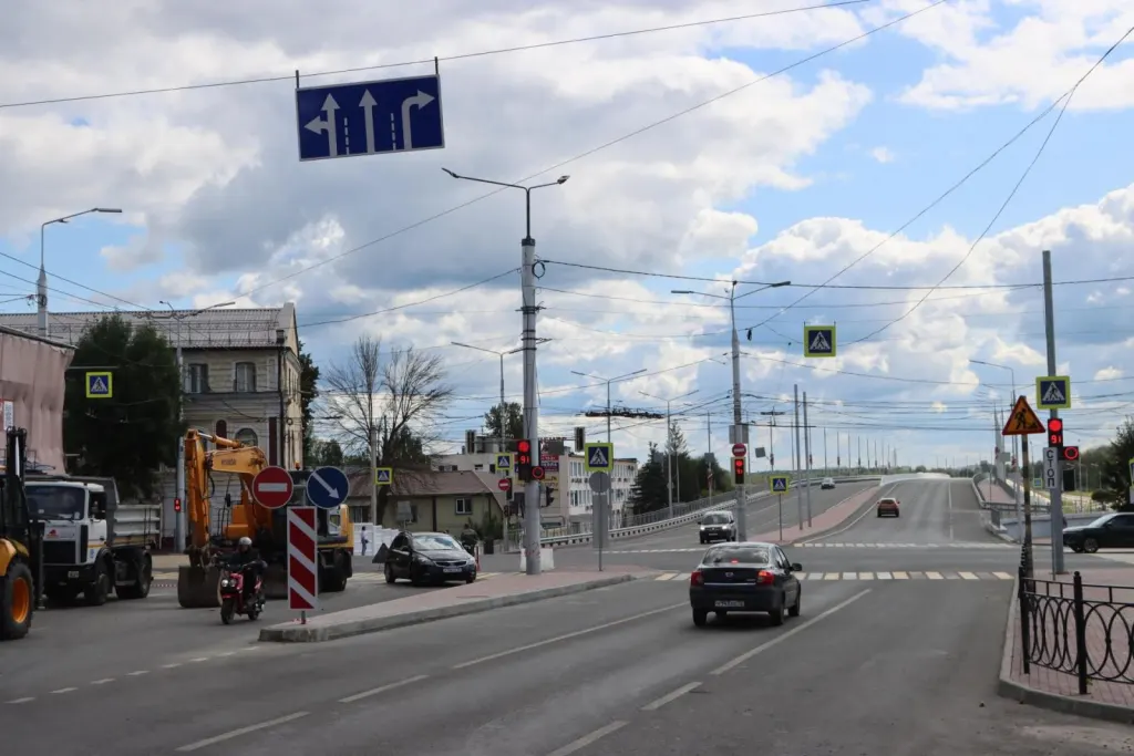 Дорожная техника на улице Брянска