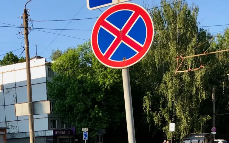 Брянца оштрафовали на тысячу рублей за парковку на тротуаре