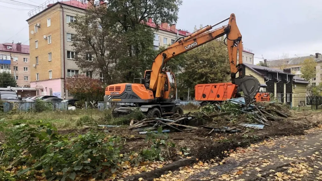Демонтаж аварийного корта экскаватором