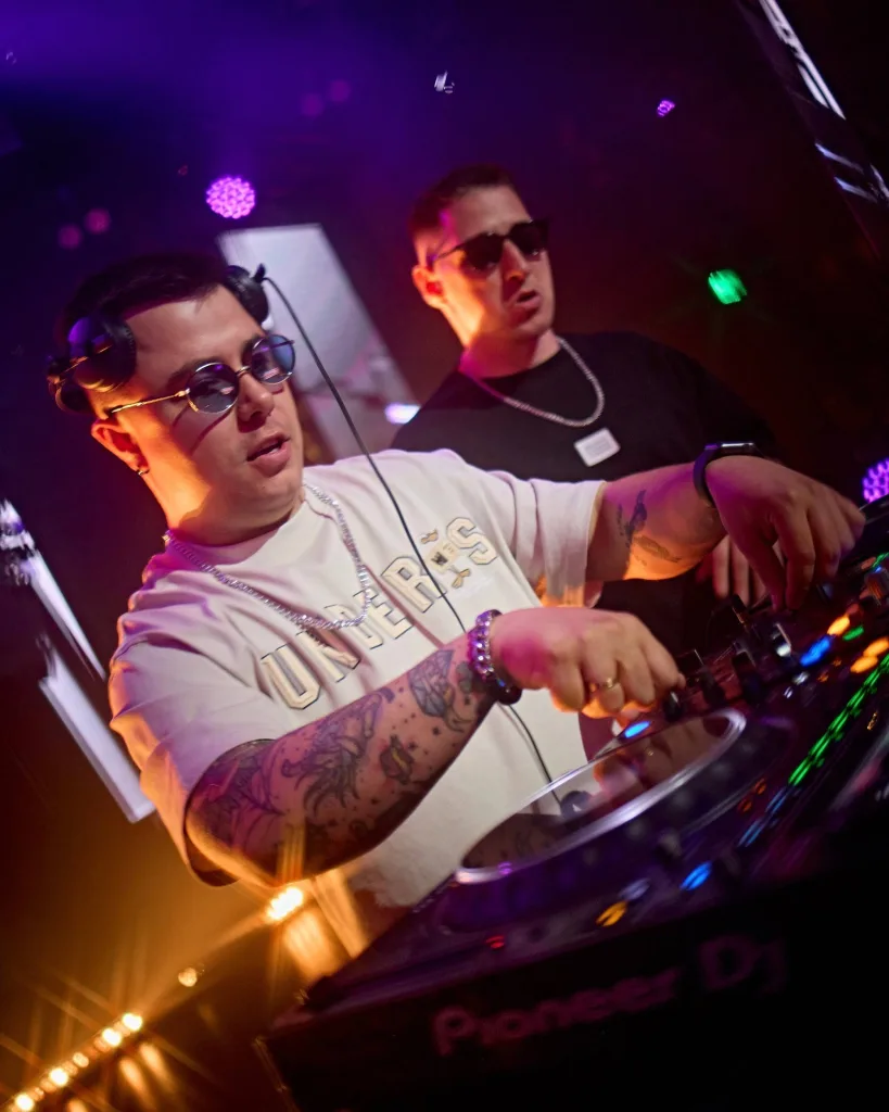 DJ за пультом в ночном клубе с цветной подсветкой