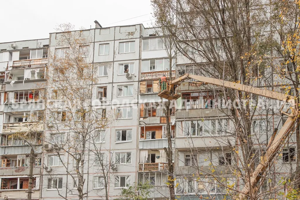 Восстановление многоэтажного дома после атаки