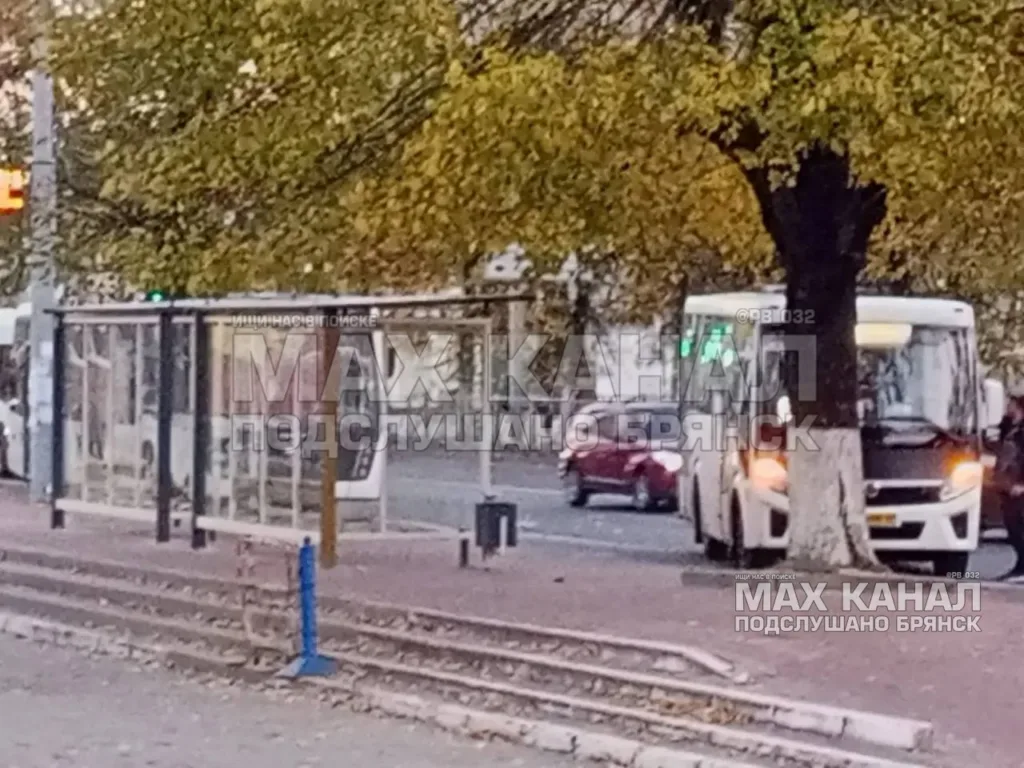 Аварийная служба припаркована на остановке