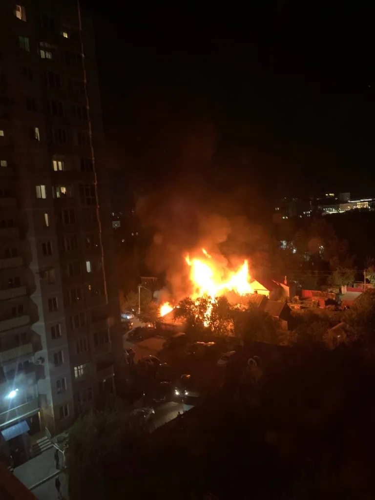 Пожар жилого дома в центре Брянска ночью