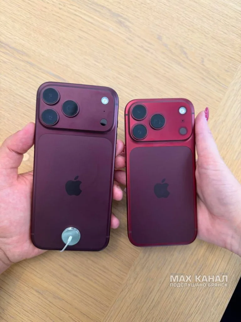 Два бордовых iPhone с разным уровнем выцветания