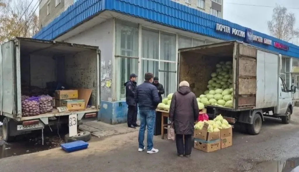 Уличная торговля овощами на улице Брянска