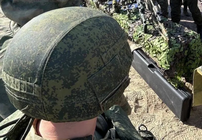 Боец в каске на раскопках захоронения