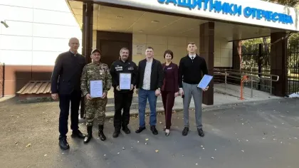 Участники торжества у здания УФСБ Брянской области