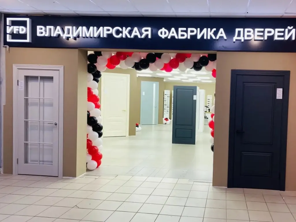 Фасад магазина с входом и выставкой дверей