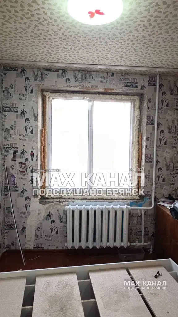 Окно с заделкой и радиатор отопления