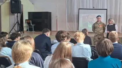 Герой СВО из Брянска встретился с учителями в родной школе на премьере фильма