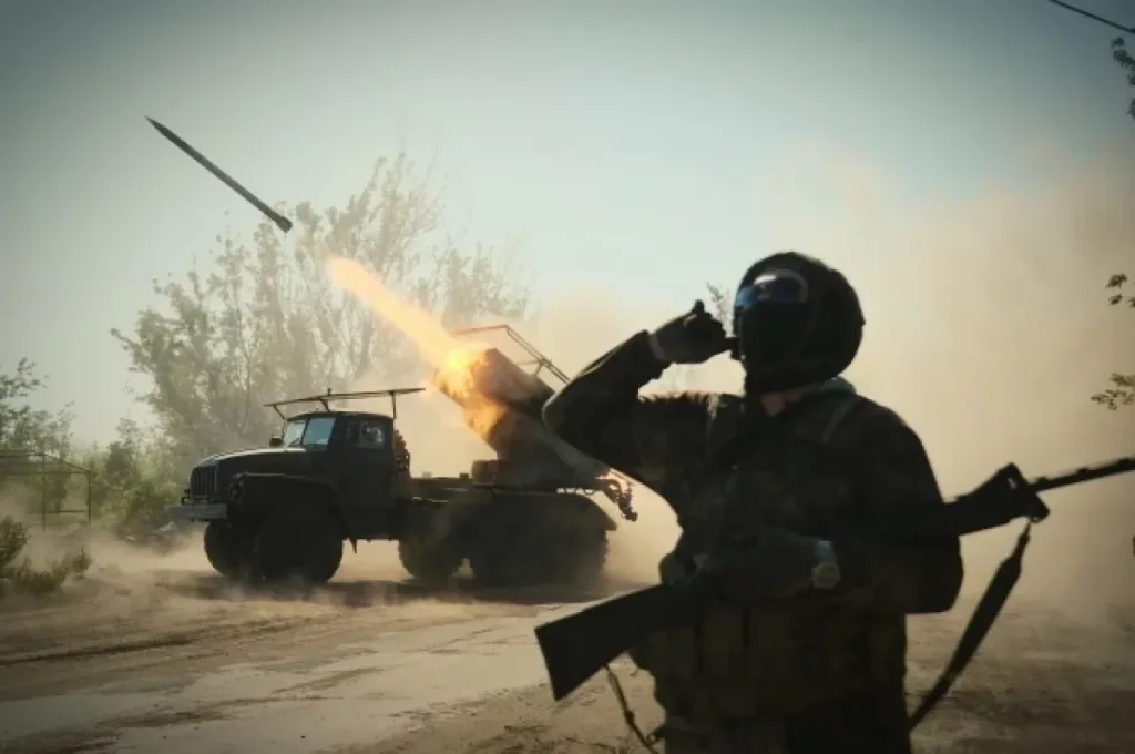Военный расчет запускает ракету из установки