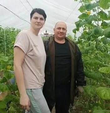 Семья Базылевых в своей теплице с овощами