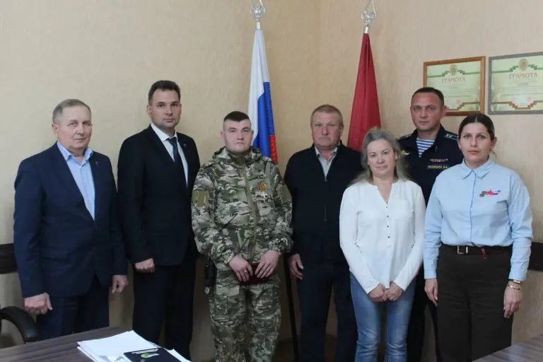 В Суземском районе участнику СВО вручили Георгиевский крест