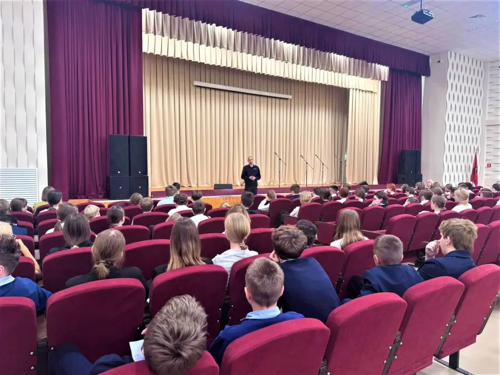 Урок безопасности для школьников в актовом зале