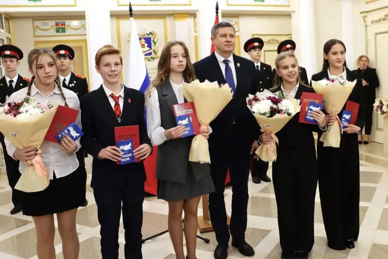 В правительстве Брянской области вручили паспорта юным жителям