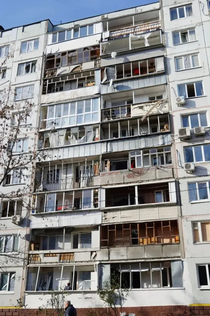 Жилой дом с повреждениями от атаки
