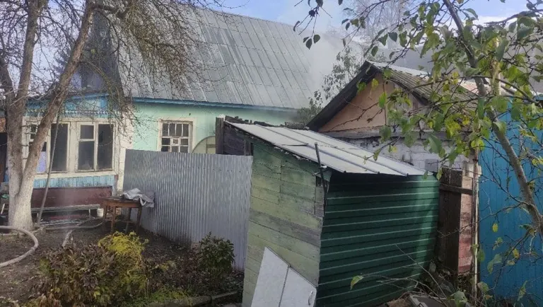 В Брянске потушили горевший дом на улице Виноградова