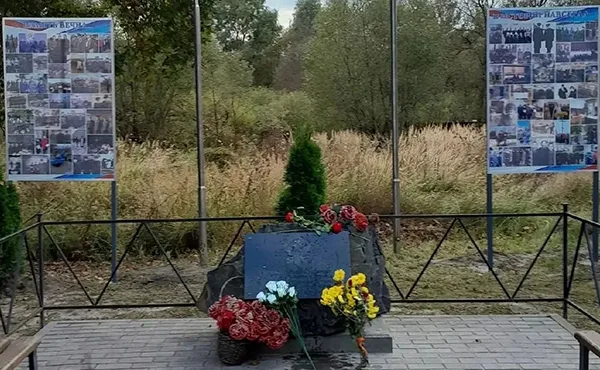 В поселке Каменка открыли исторические стенды у Поклонного камня