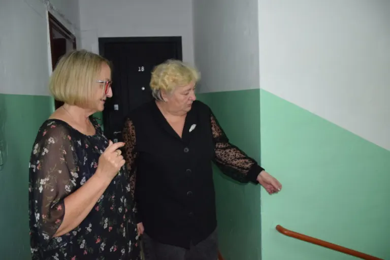 Жители Климова благодарны мастерам за ремонт подъезда в доме на Микрорайоне
