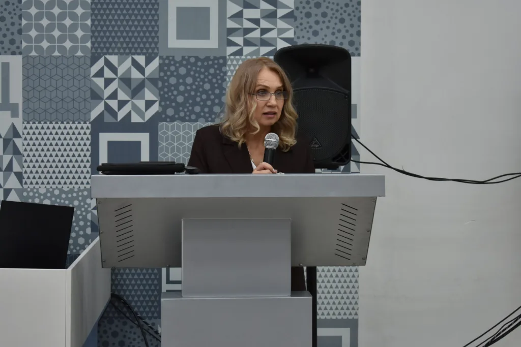 Выступление спикера на форуме образования
