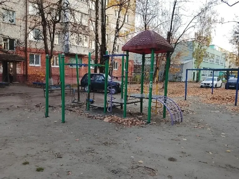 Жители улицы Литейной в Брянске просят отремонтировать детскую площадку