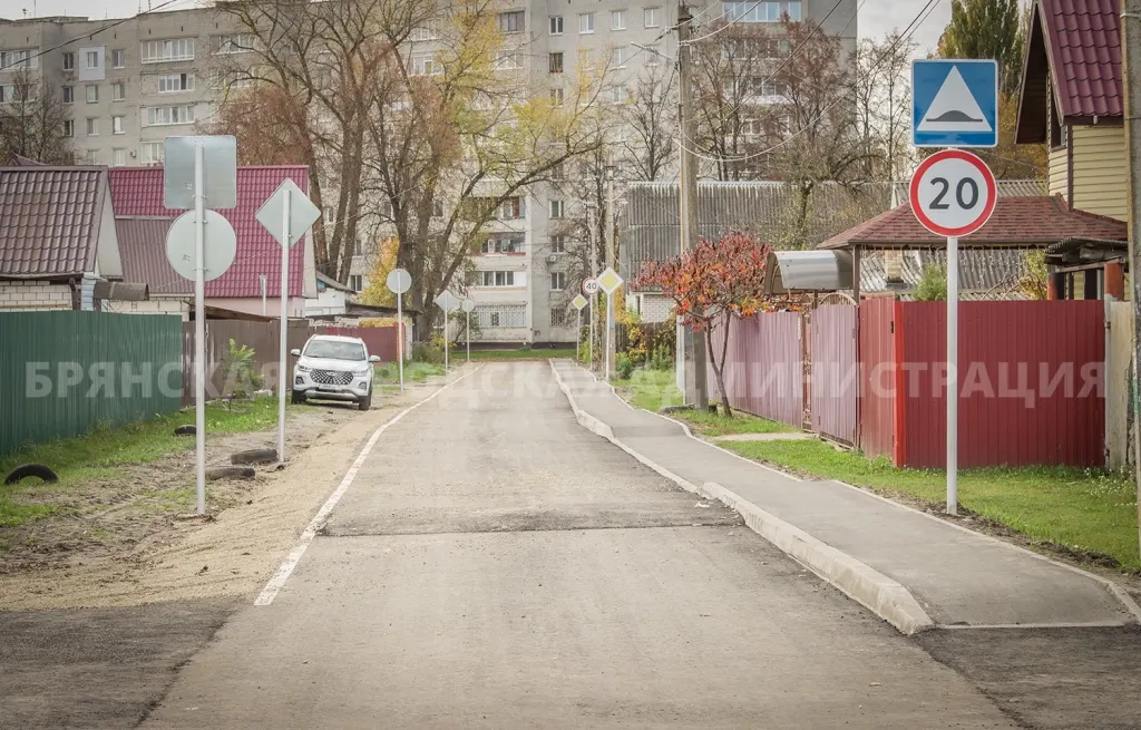 Улица Вяземского после капремонта с асфальтом и знаками