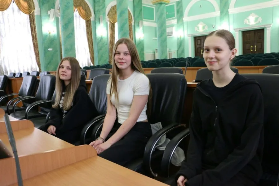 Школьницы в зале Брянской областной Думы
